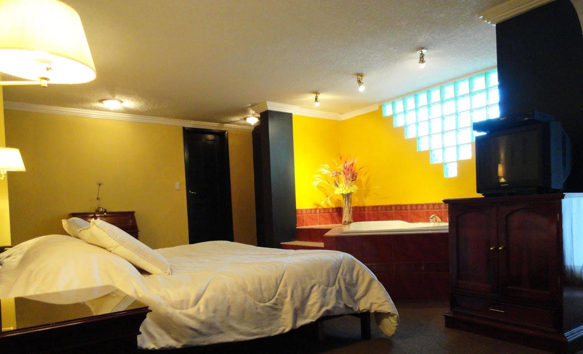 Hotel Suites Gonzalez Suarez Quito Esterno foto