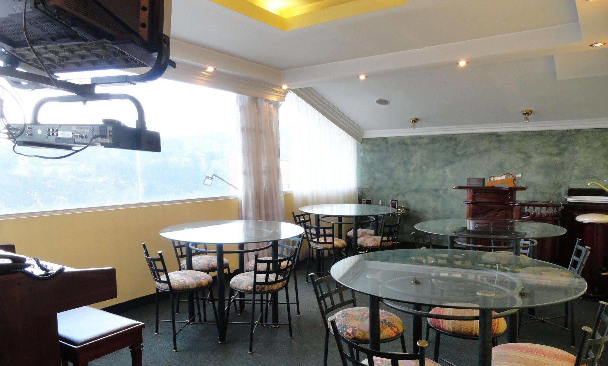 Hotel Suites Gonzalez Suarez Quito Esterno foto