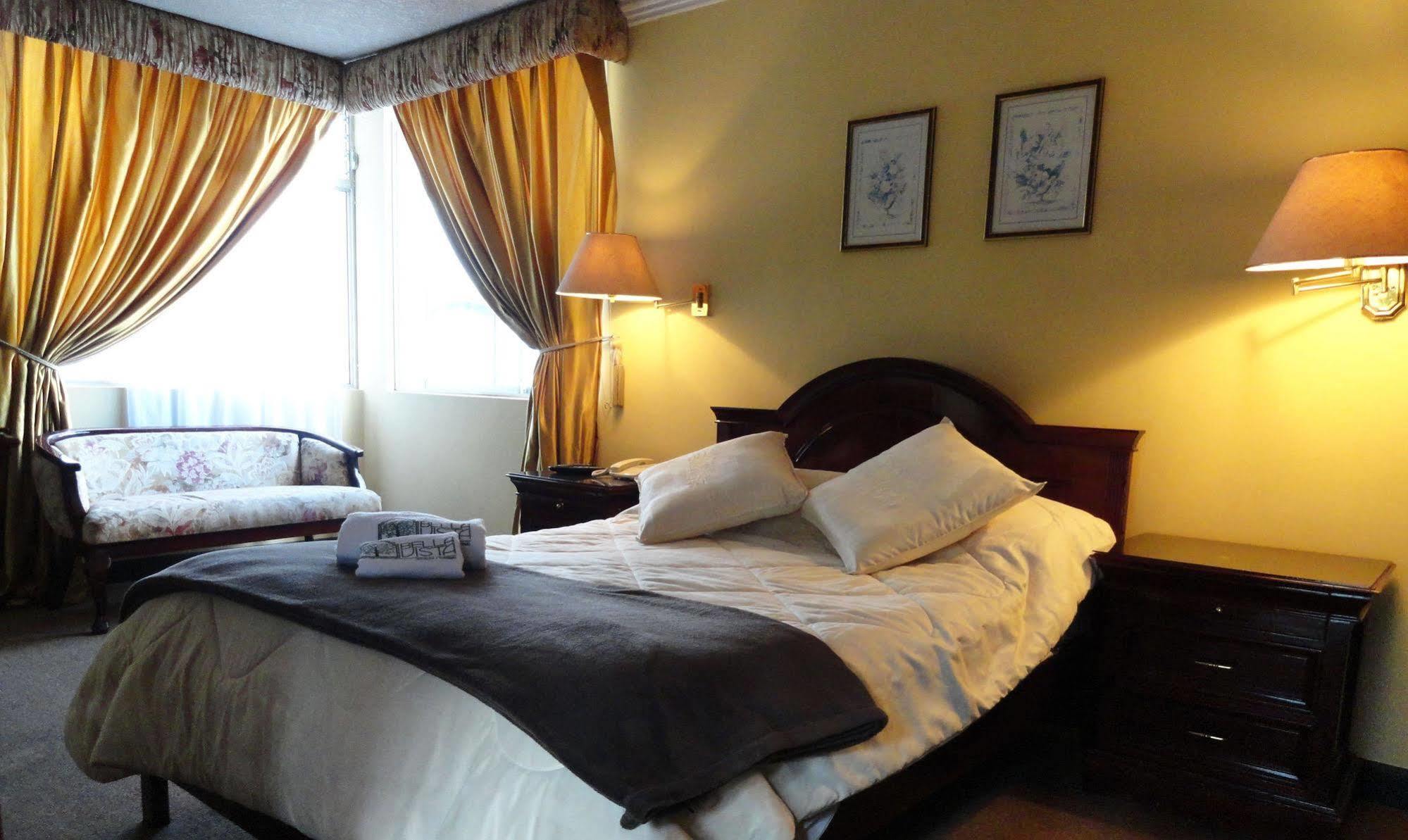 Hotel Suites Gonzalez Suarez Quito Esterno foto