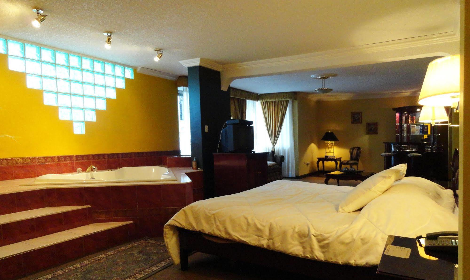 Hotel Suites Gonzalez Suarez Quito Esterno foto